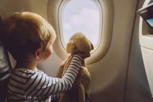 voyager en avion avec son enfant