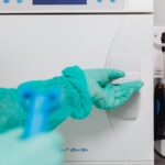 Un dentiste utilisant une machine à autoclave