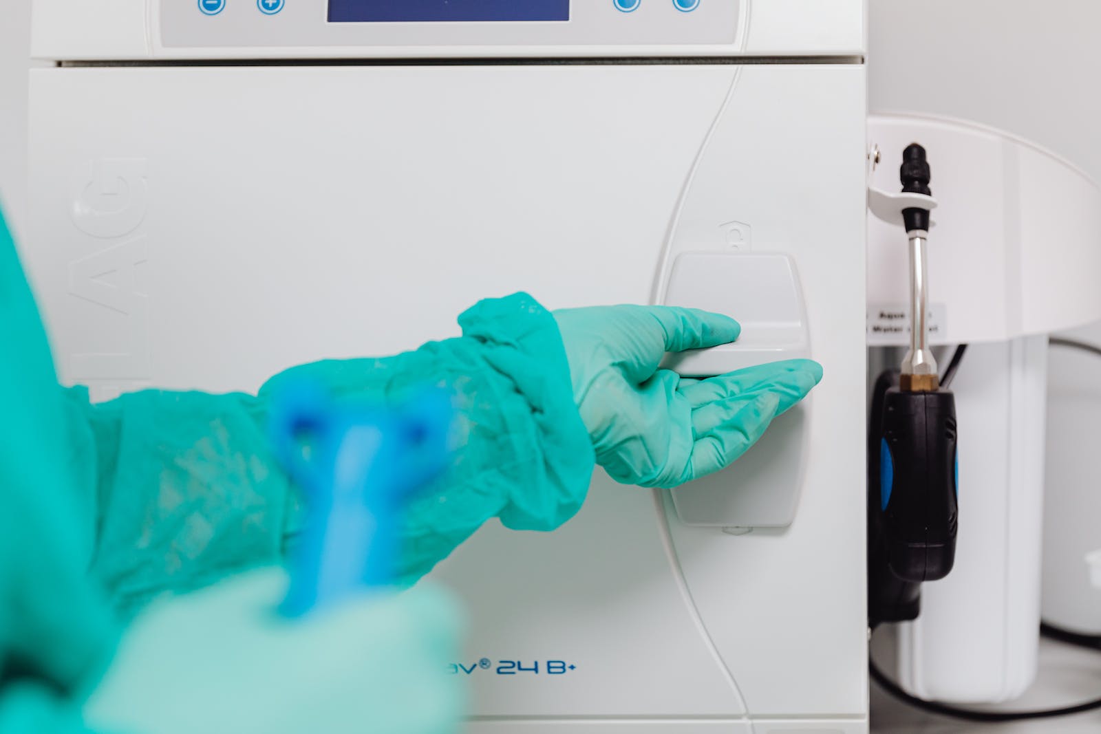 Un dentiste utilisant une machine à autoclave