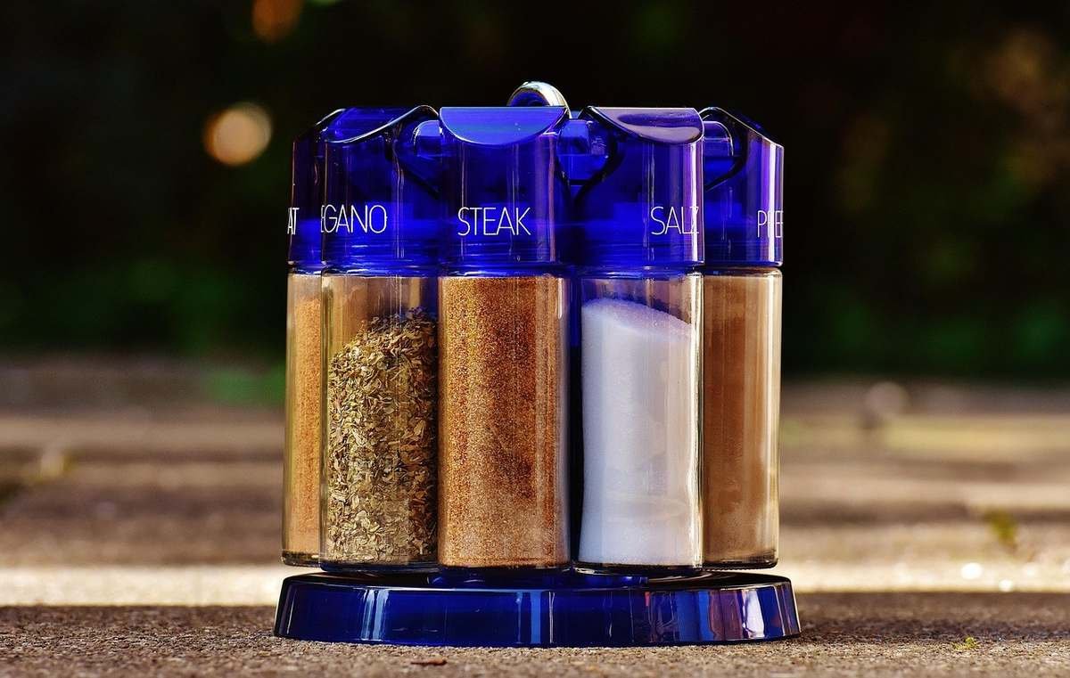 Conteneurs bleus avec bois et sel sur une surface extérieure Conteneurs bleus avec bois et sel sur une surface extérieure