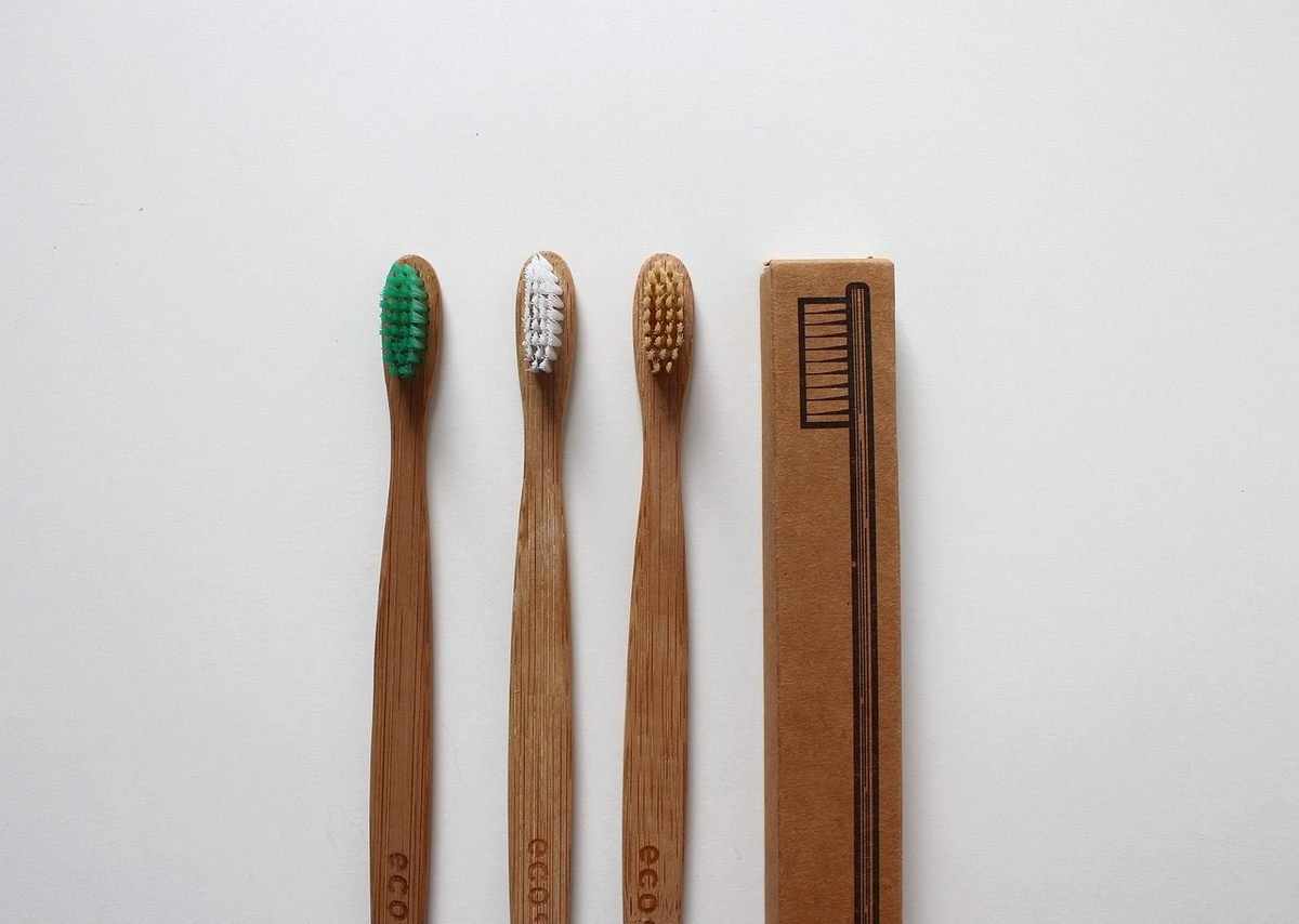 Gros plan sur les poils d'une brosse à dents en bambou