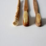 Trois brosses à dents en bois sur fond blanc